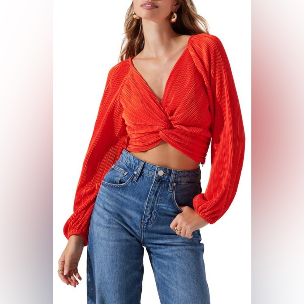 ASTR Long Sleeve Twist Front Plisse’ Crop Top